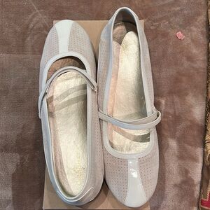 Tan/cream with a gold base women’s size 11 Cole Hahn Mary Jane shoe/sneaker